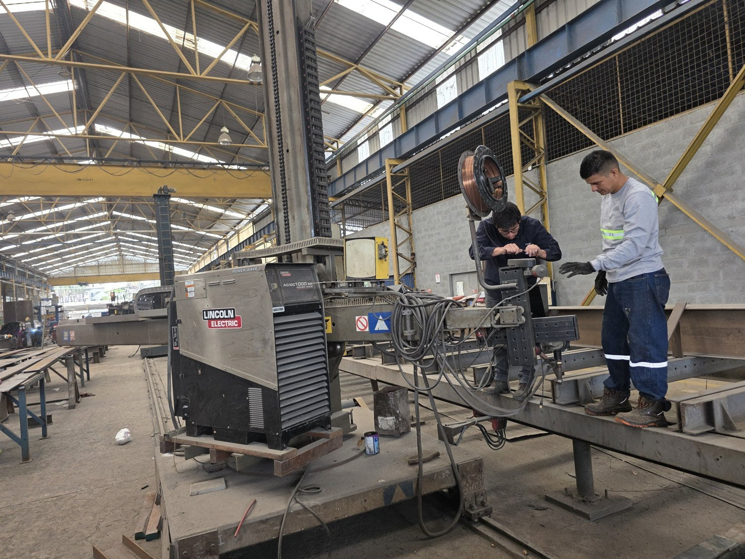 Personal trabajando con un equipo Lincoln Electric